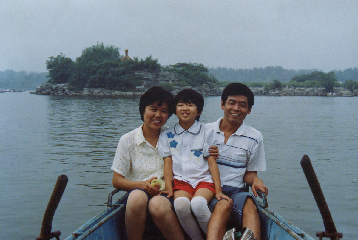 1980s China Parents and daughter on the boat photos of real life
