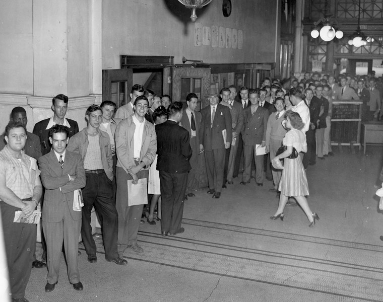 Black and white photo of students lining up to register for classes at Cleveland College in 1946