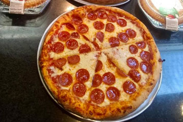Photo of a pepperoni pizza at Edison's