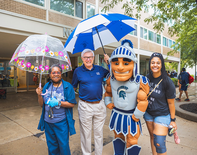 Parents and student poses with CWRU mascot