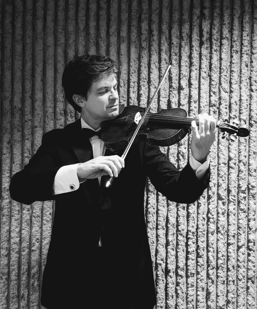 Photo of Marcelo Rebuffi playing a violin