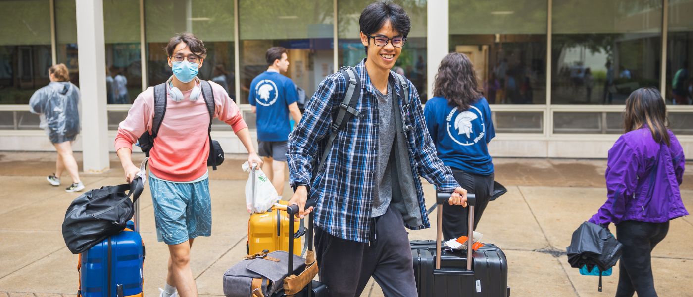 Photo of CWRU students on move-in day
