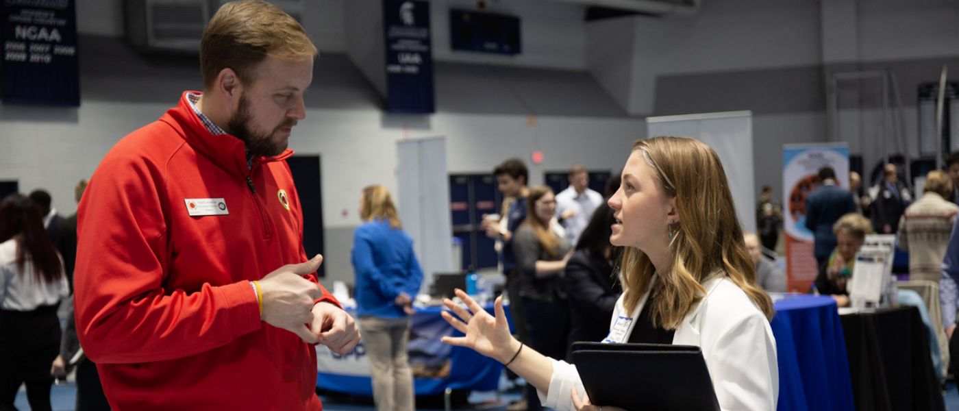 Photo of a student talking to an interviewer at the CWRU career fair in 2020.