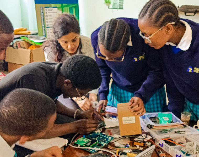 Photo of Ignas Kamugisha leading a tech workshop for Tek Safari