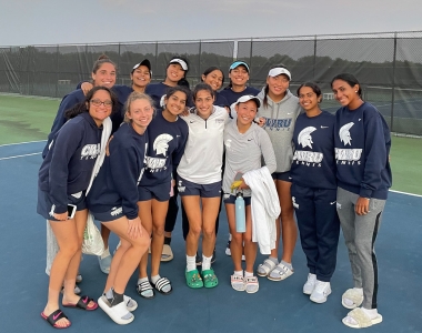 Lily McCloskey posing with CWRU Women's Tennis teammates.